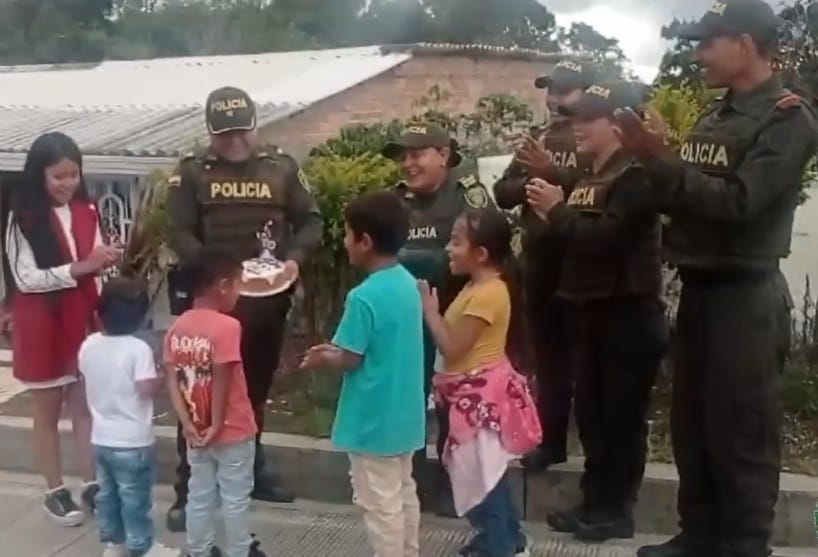 ¡Bien por esa! Policías celebran el cumpleaños a un niño de Timbío, Cauca