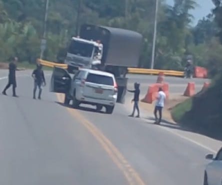 ¡Aterrador! Delincuentes armados ejecutan un retén en la Panamericana y después hurtan una camioneta de alta gama