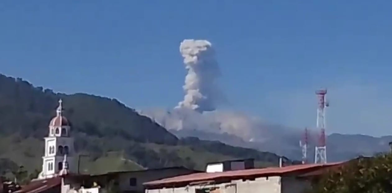 Alerta en el Nevado del Ruíz: gigantesca columna de humo