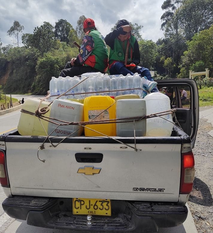 Guardia indígena y autoridades del Resguardo de Paletará batallan duro para llevarles agua a sus familias