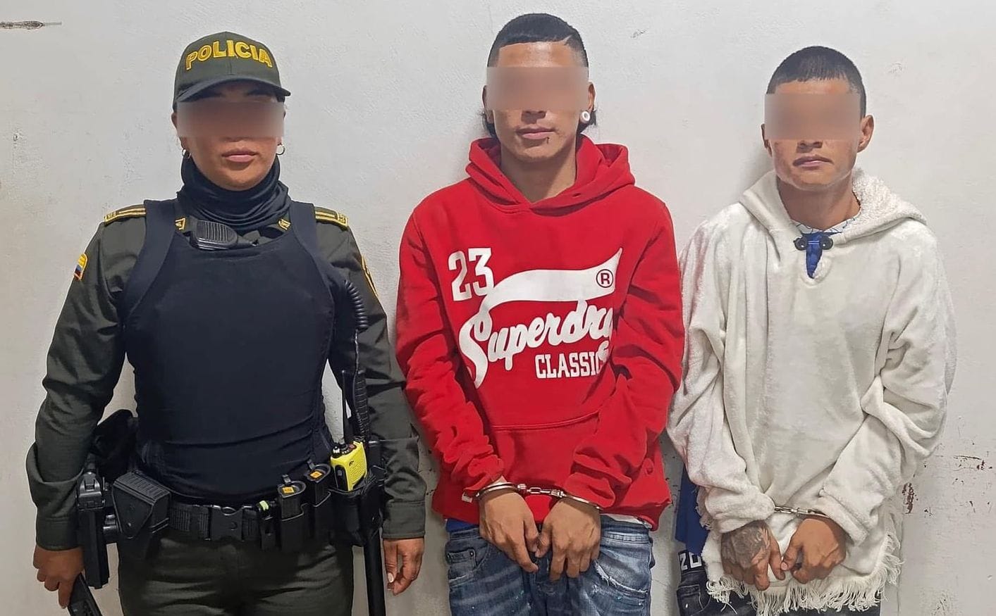 La Policía logró la captura en flagrancia de dos hombres de 22 y 21 años de edad, señalados del delito de hurto