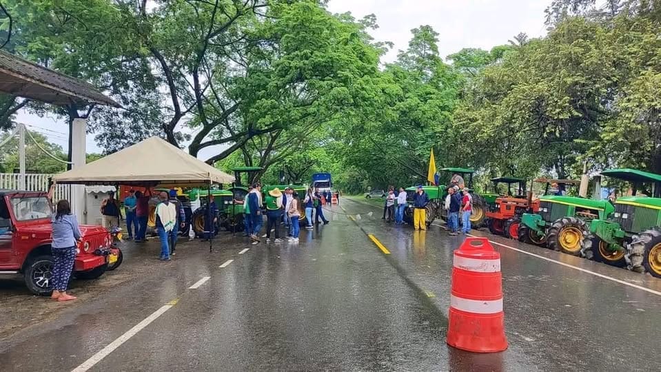 Arroceros pondrán a dieta a los colombianos. Paro del sector continúa. Se quema las cosechas en la carretera