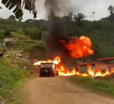 Violentos enfrentamientos entre campesinos en El Plateado, Argelia: una tanqueta incinerada y varios policías y militares retenidos