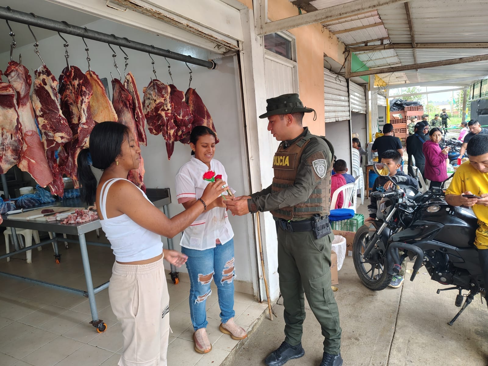 Con una rosa, Policía en el Cauca conmemoró el Día de la Mujer en Caldono