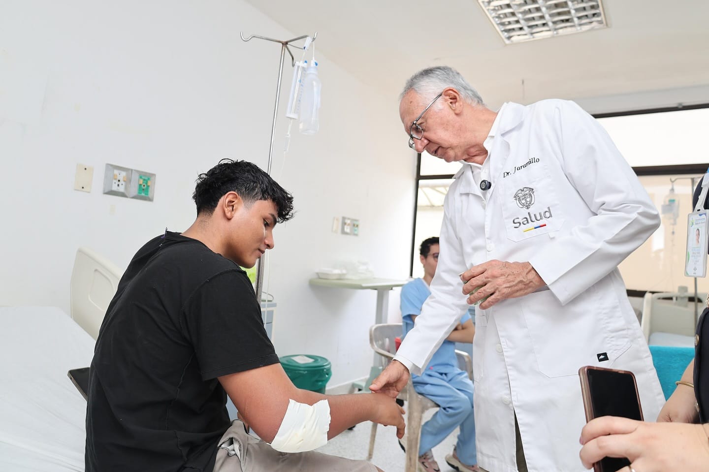 "A madrazo limpio", así es la dura batalla del ministro de Salud, Guillermo Jaramillo, para que los colombianos sean bien atendidos en los hospitales del país