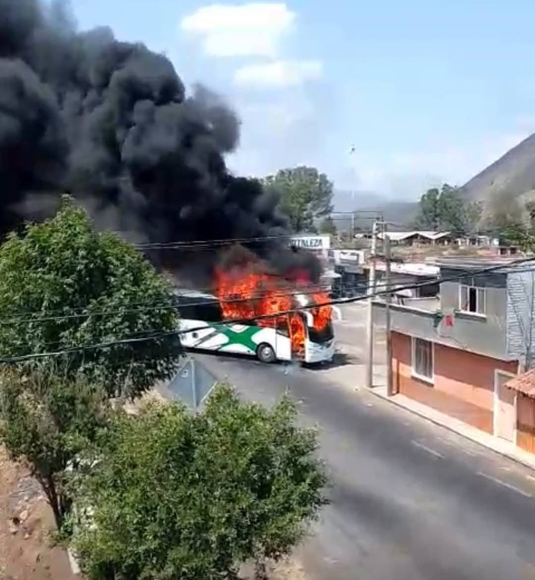 Reportan ataques armados, bloqueos de vías y quema de tiendas, así es la jornada de violencia de los narcos en Michoacán