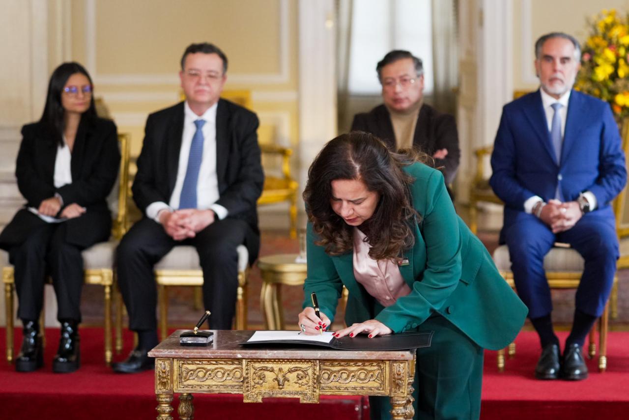 Gobierno y JEP firman acuerdo para garantizar cumplimiento de sanciones propias