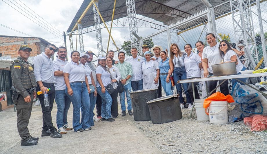 Más de 300 habitantes de la comuna 7 participaron de la primera olla comunitaria, realizada por la Administración Municipal