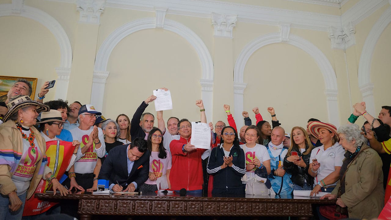 El Senado está convocado por la historia, no por Petro, sino por el pueblo: presidente al radicar la Consulta Popular
