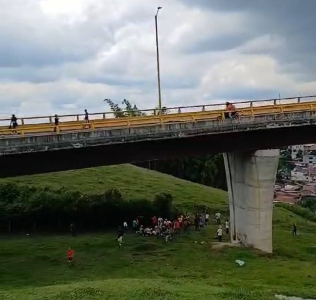 Accidente en el Puente Helicoidal de Calarcá deja hasta el momento once personas fallecidas y varios heridos