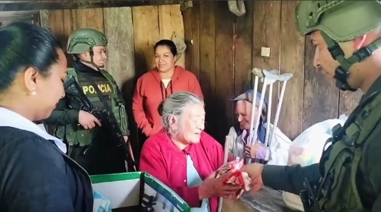 Policía Nacional y comunidad de Santa Rosa se unen para brindar ayuda a una adulta mayor