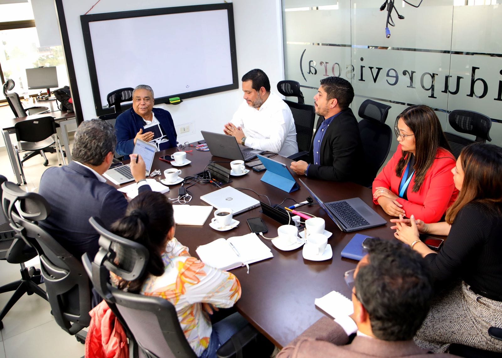 FOMAG y operadores farmacéuticos acuerdan mejorar entrega de medicamentos para docentes del Quindío