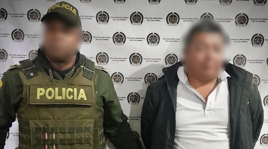 Le hicieron una broma, no la toleró, los agarró a golpes y la Policía lo capturó