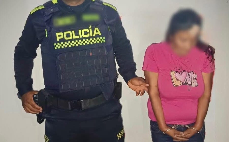 Capturada por pegarle a un policía, quien pretendía capturar a unos ladrones