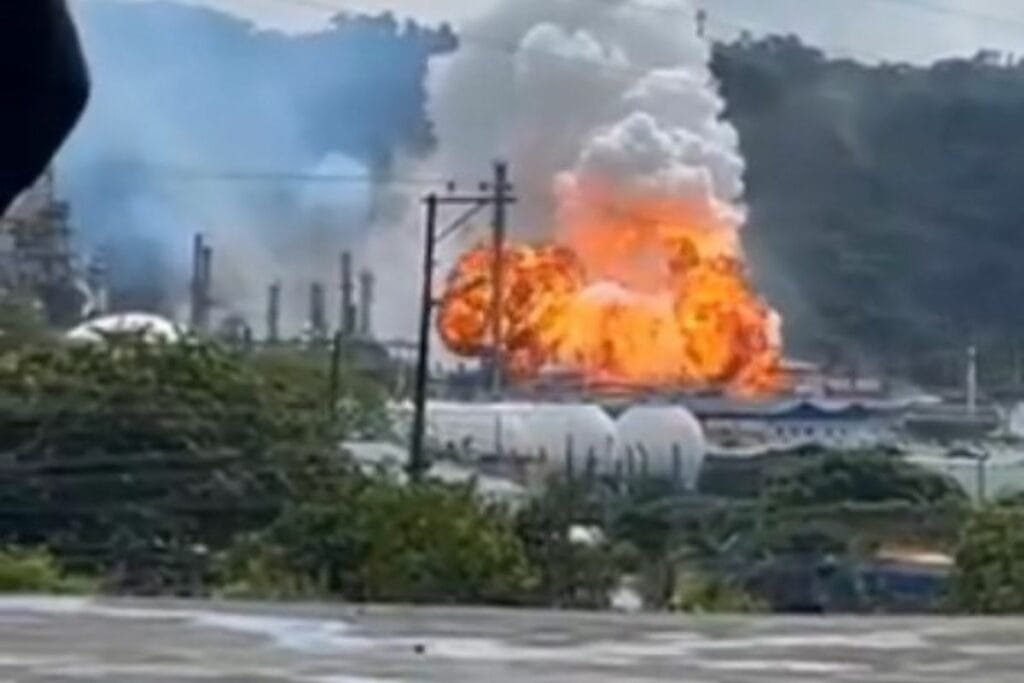 Voraz incendio destruyó importante refinería en Ecuador: la emergencia quedó registrada en vídeo