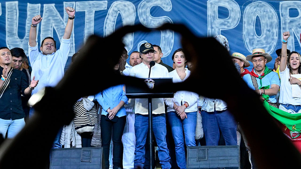 Petro firma decreto para Consulta Popular y asegura que respetará el resultado