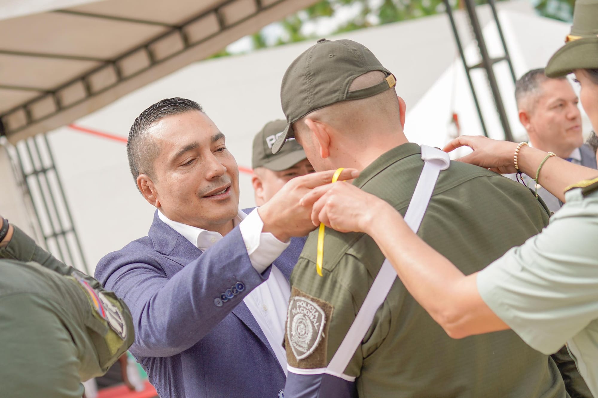 Gobernador del Cauca condecora a policías que han enfrentado el conflicto