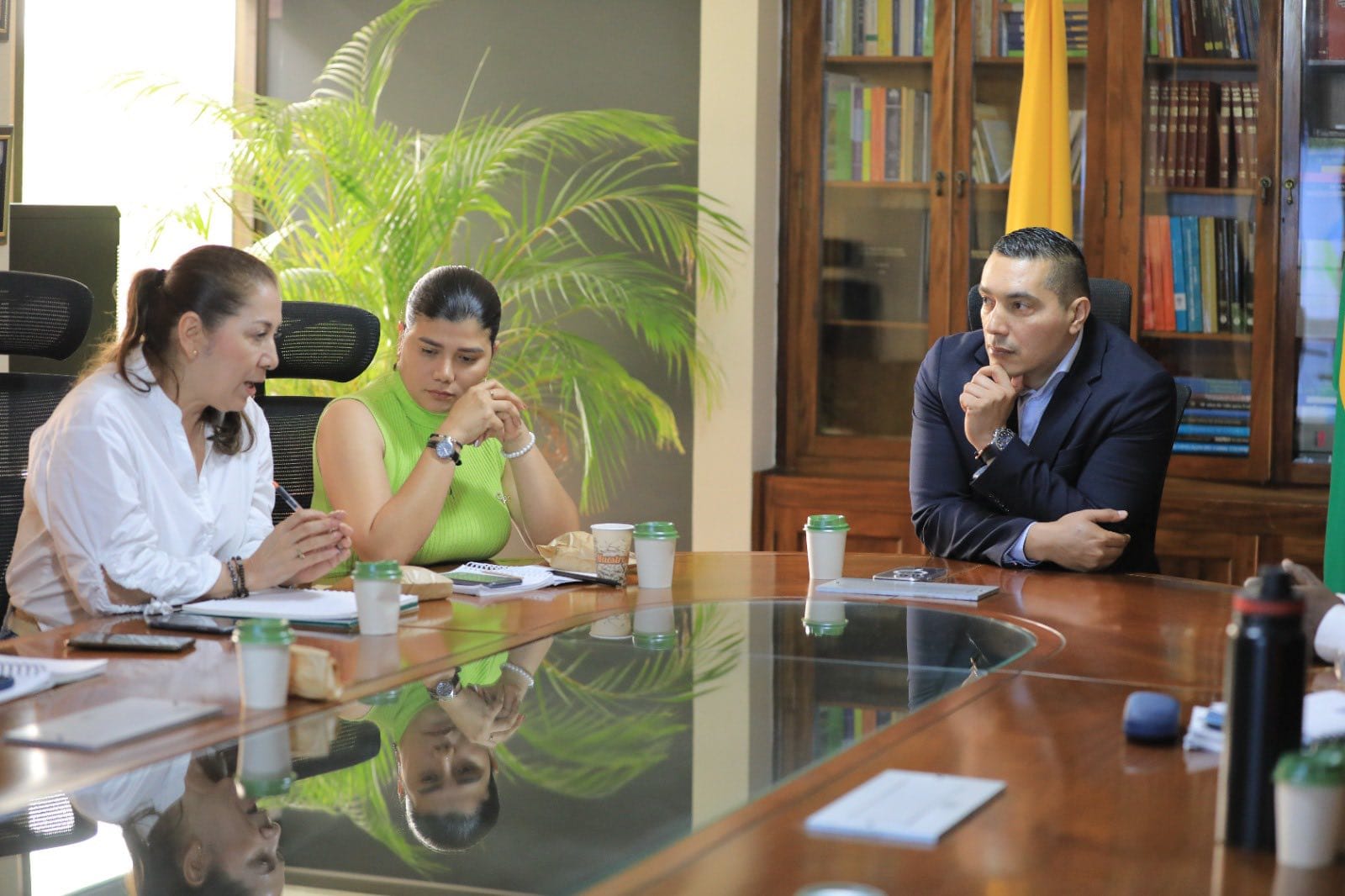 Gobernador del Cauca revisa situación financiera del hospital Francisco de Paula Santander