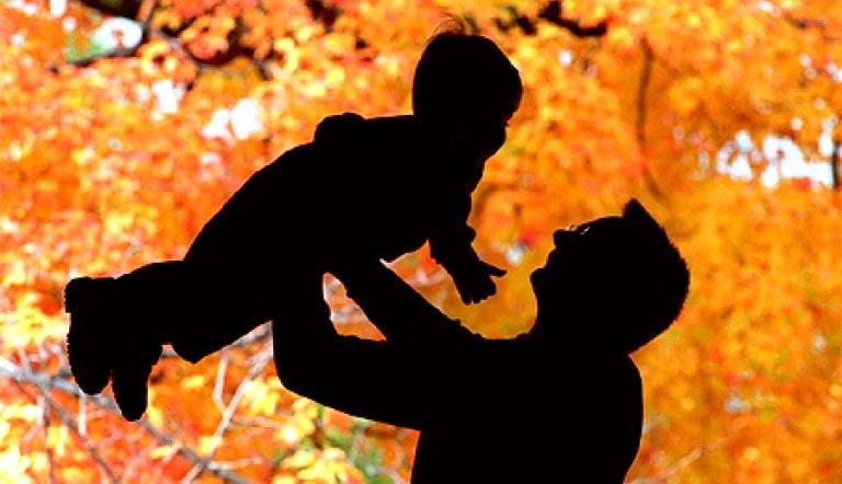 Consejos de qué compartir con los padres en su fecha especial y no regalar más un par de medias a los jefes del hogar
