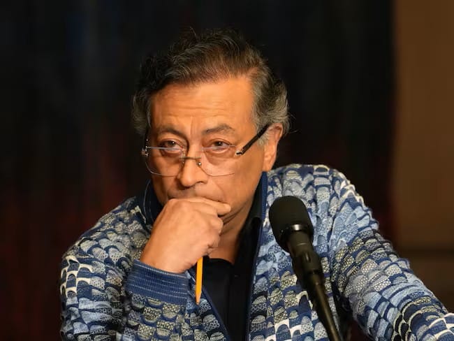 Presidente Gustavo Petro afirma que Colombia está bajo ataque por un enemigo que se llama mafia