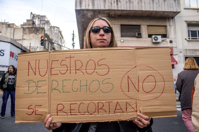 Miles de argentinos se movilizan contra las políticas de recorte fiscal del presidente Javier Milei