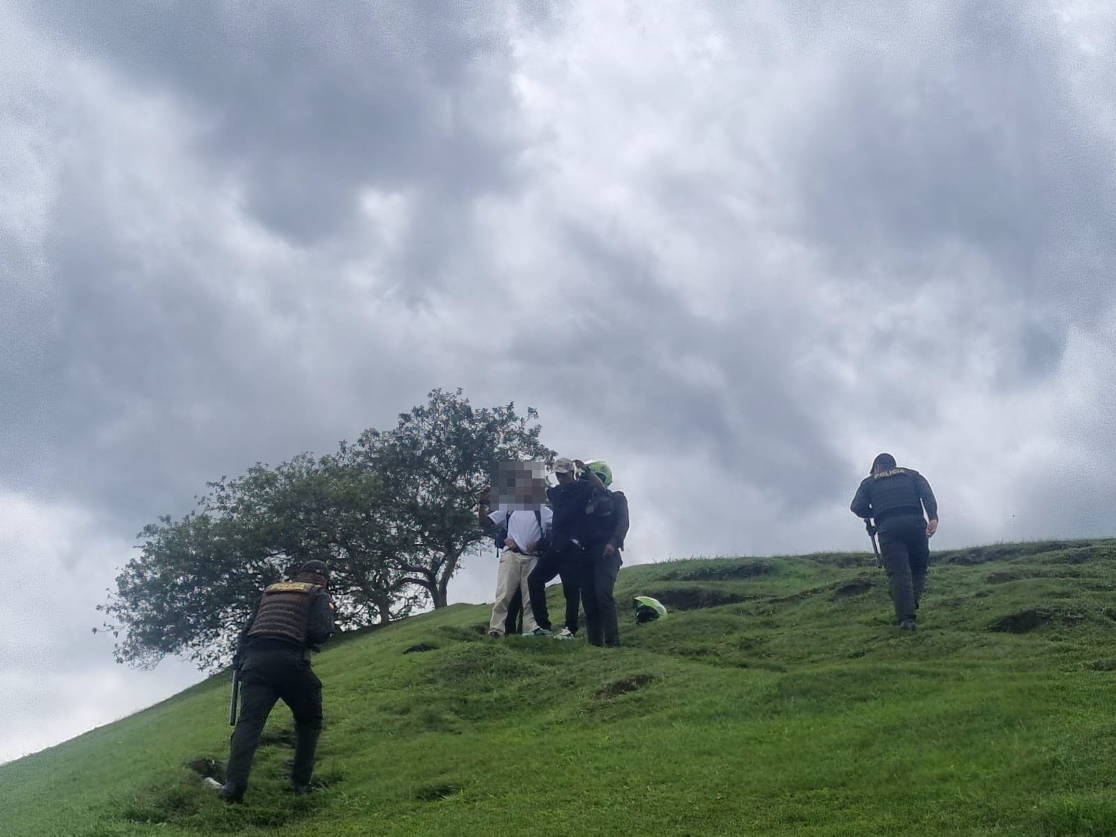 Policías brinda seguridad a los habitantes de los barrios Caldas y La Pamba de Popayán