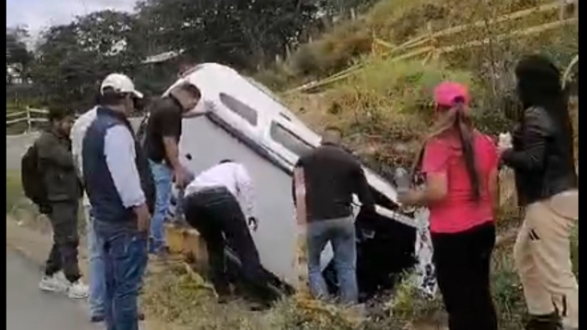 Vehículo terminó en una alcantarilla en la vía Panamericana