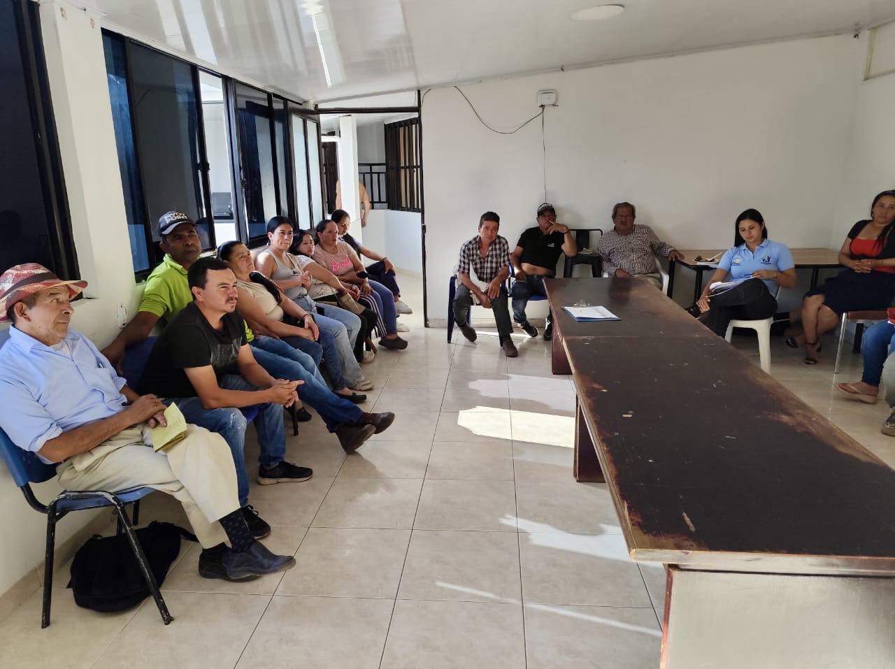 La gobernación del Cauca y comunidades trabajan juntos para mejorar la vías de las zonas rurales