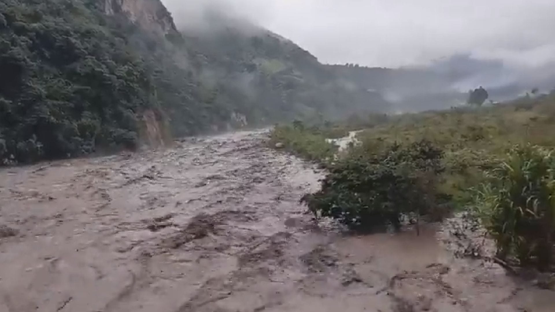 Impactante: creciente del río Páez arrastra a mujer y amenaza con destruir puente en Avirama