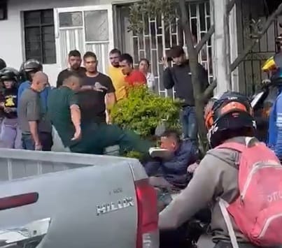Le pegan severa patada en la cara a un presunto delincuente en Popayán