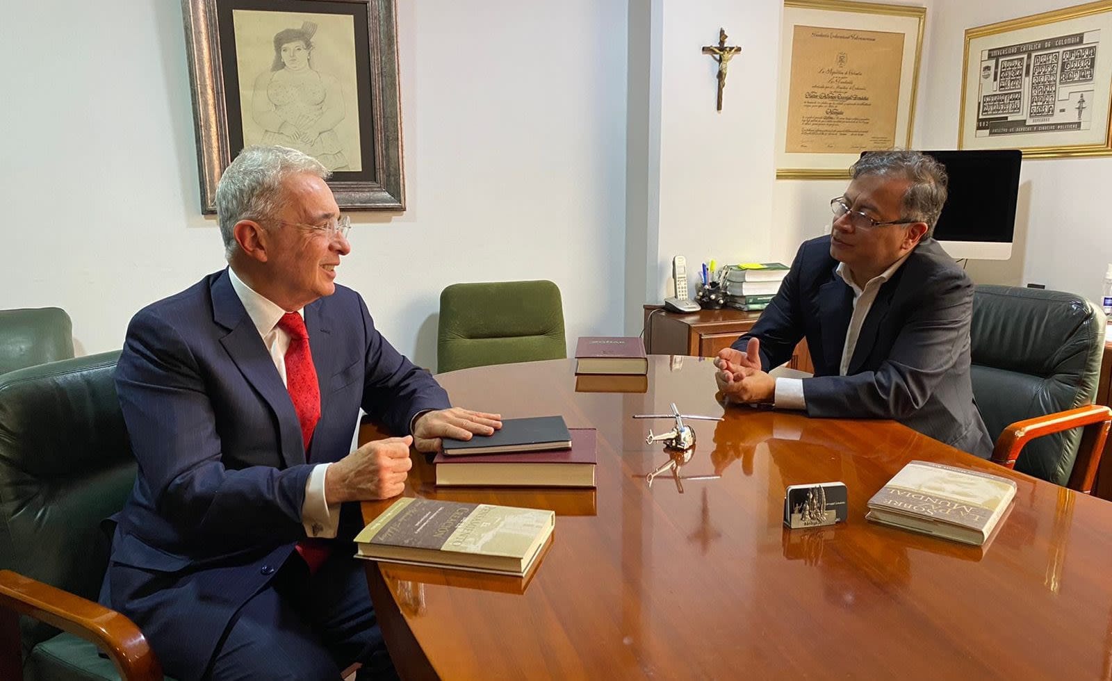 Uribe llama “sicario moral” a Petro y este responde con dos fotos que incendiaron las redes
