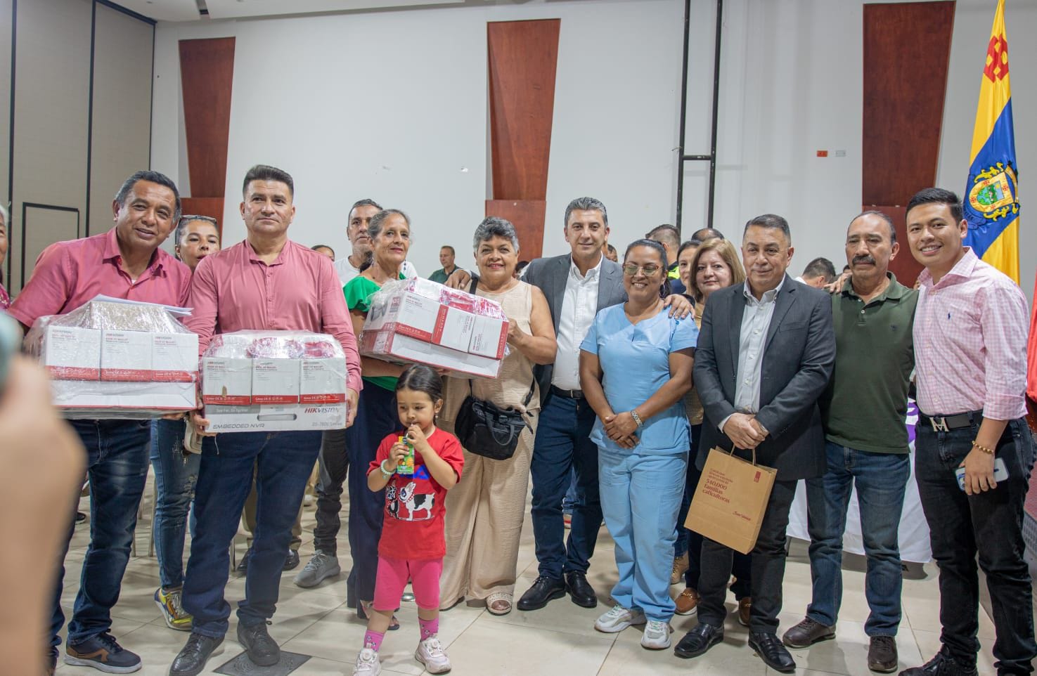 Popayán refuerza la seguridad comunitaria con entrega de 33 kits de cámaras de vigilancia