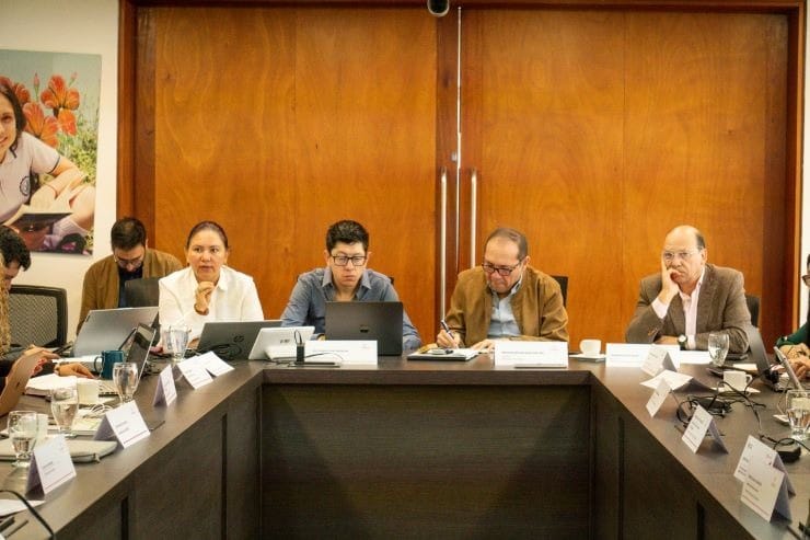 Ministro de Educación en aprietos: FOMAG lo desmiente y lo acusa de desinformar a los maestros