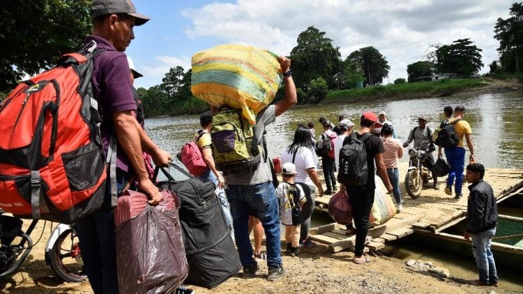 La guerra en Colombia causa más de 74.000 desplazados y 113.000 confinados: ONU