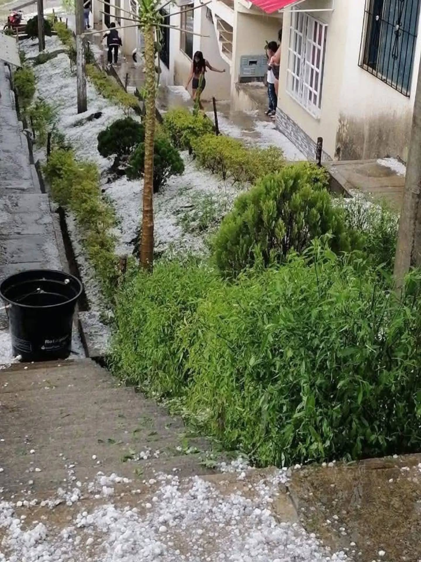 Los moralenses se unen para superar los estragos de la fuerte granizada