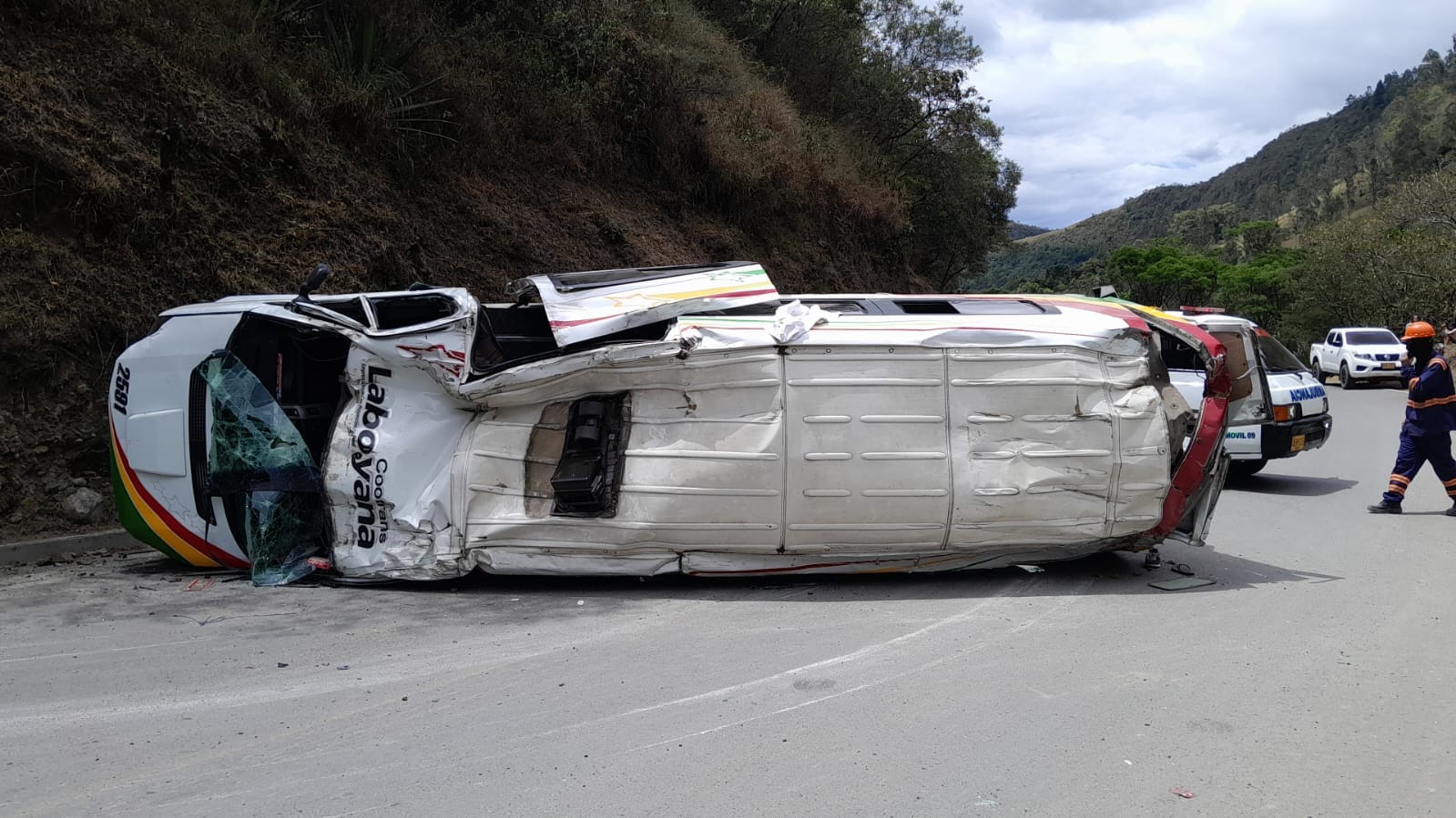 Vehículo de transporte intermunicipal se volcó en la vía Popayán – Coconuco