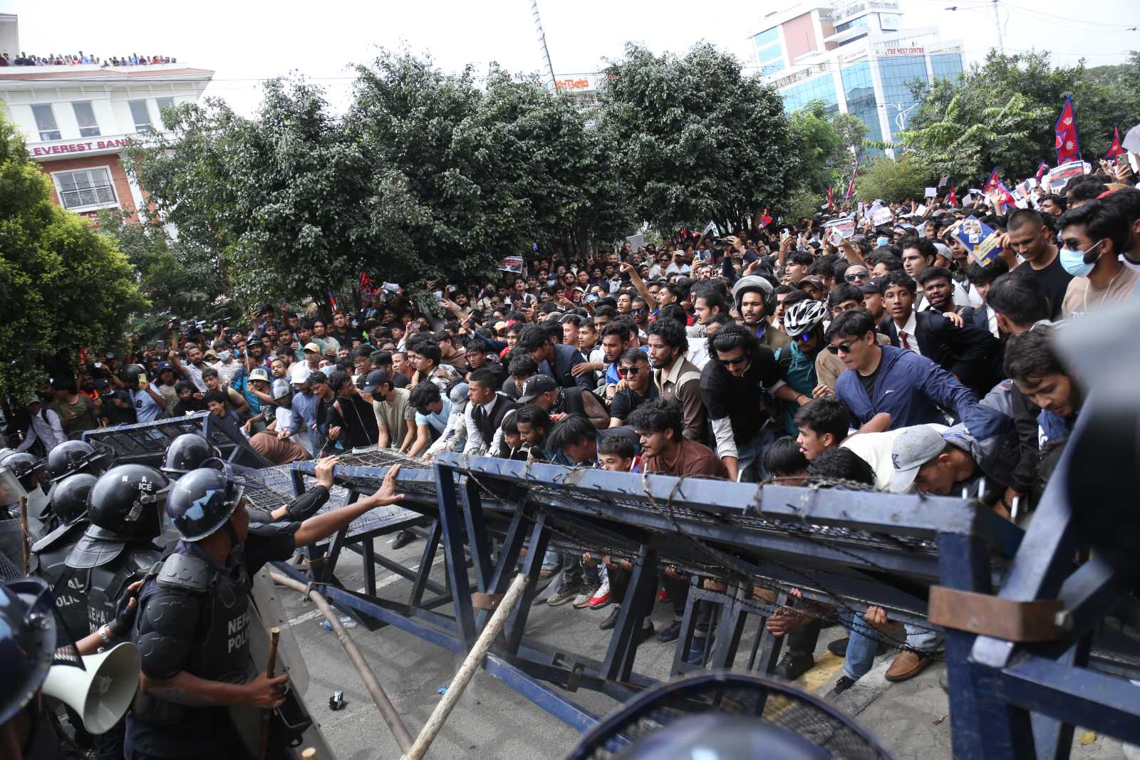 Nepal: les quitaron el internet y tumbaron hasta el gobierno