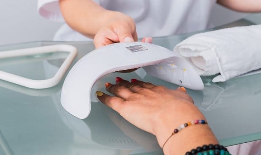 Alerta internacional por manicura semipermanente: advierten posible riesgo cancerígeno