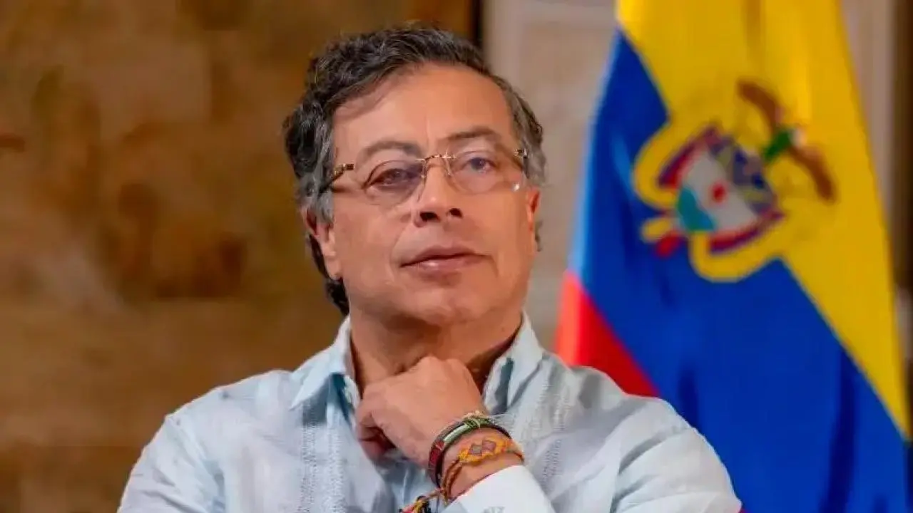 "¿Van a reparar su ofensa?": Presidente Gustavo Petro a la prensa colombiana luego que abogado de alias Fito desmintiera vínculos con el mandatario