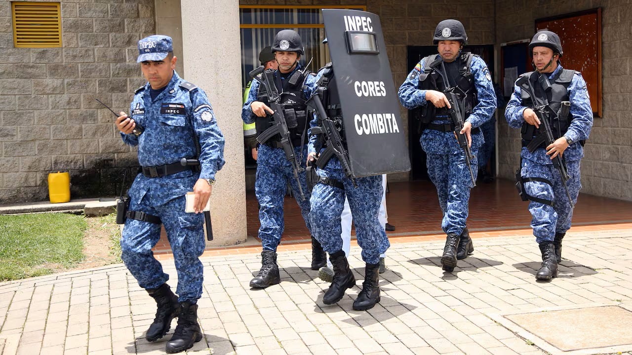 Una persona murió  y otras dos resultaron herida en ataque a guardias del Inpec en la entrada de la cárcel La Modelo de Bogotá