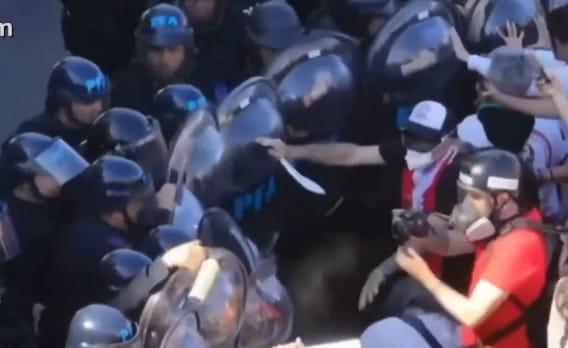 La brutal represión del gobierno Milei a los jubilados que marchan por sus derechos en Argentina