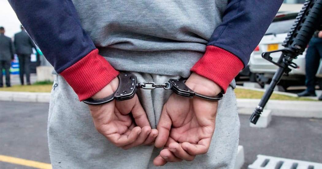 Lanzó una piedra desde un puente y provocó la muerte de una mujer: Fiscalía judicializó a un menor