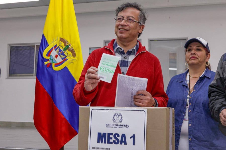 Presidente Gustavo Petro y los precandidatos votaron tras denunciar el “desastre” de la gestión de la Registraduría
