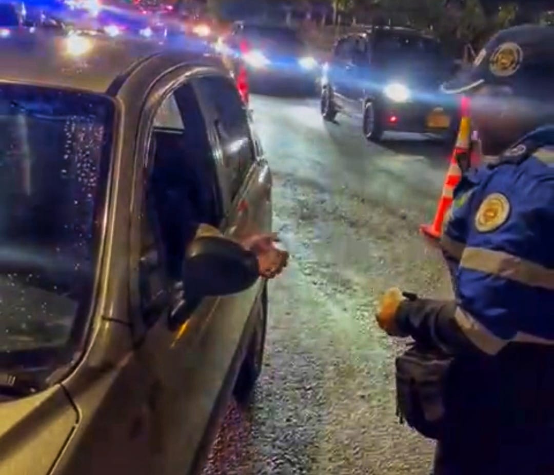 (vídeo) Agente de Tránsito de Popayán rechaza soborno y deja en evidencia grave intento de corrupción