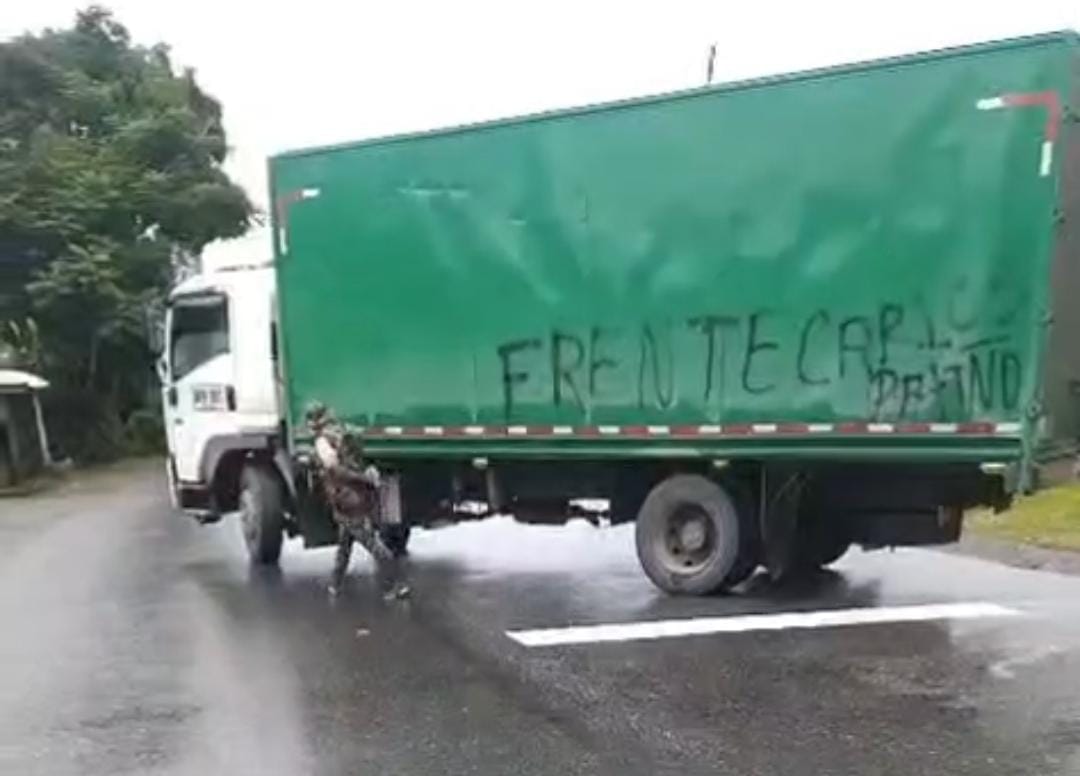 Retén ilegal en la Panamericana: disidencias pintaron varios carros