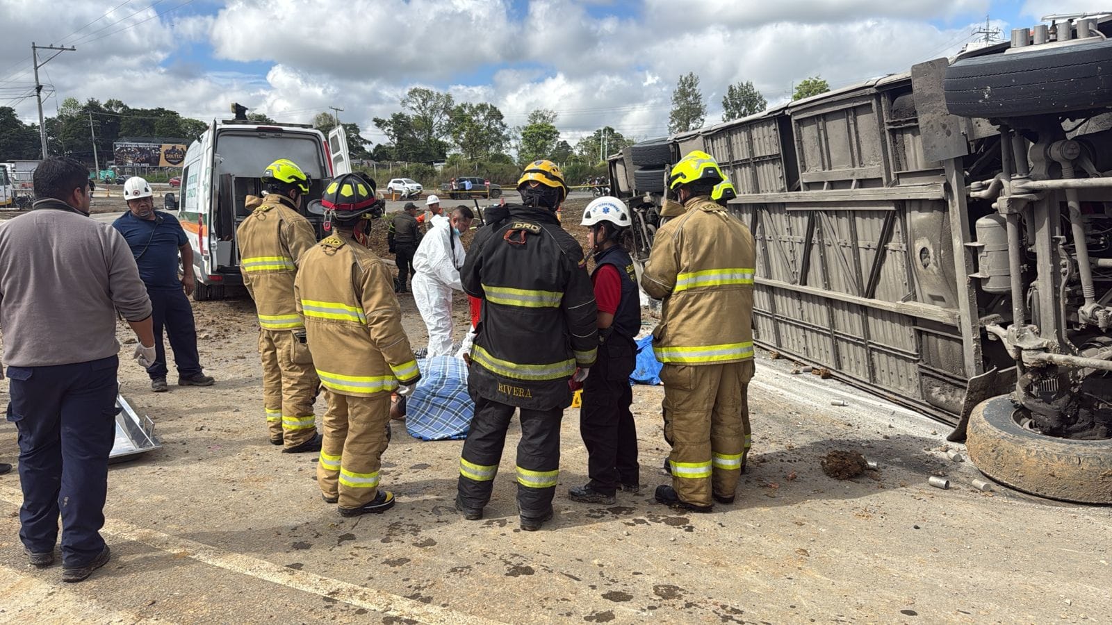 Así fue el trabajo de Bomberos tras trágico accidente de un bus en el norte de Popayán