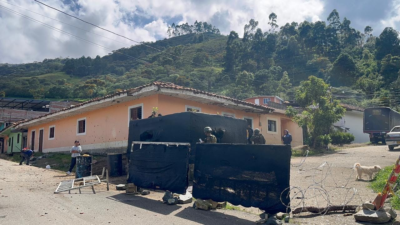 Cauca al rojo vivo: siete policías y varios civiles heridos en ataque a la fuerza pública en Jambaló