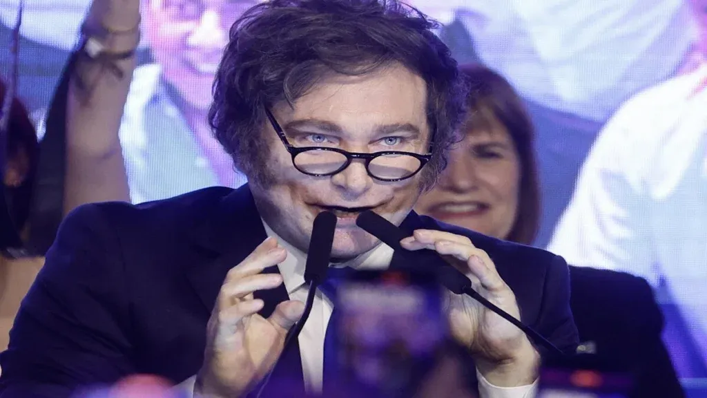 En Argentina,  regresa un militar al gobierno tras muchos años del periodo de la democracia