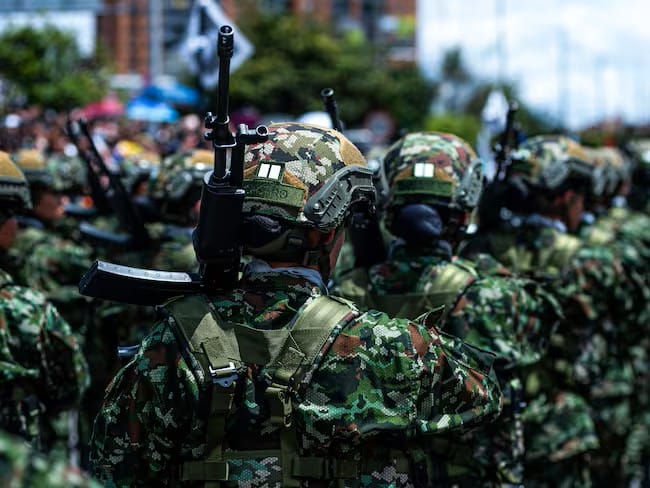 Noticias Caracol revela presuntos nexos entre disidencias de las Farc, general vinculado al gobierno y funcionarios de inteligencia