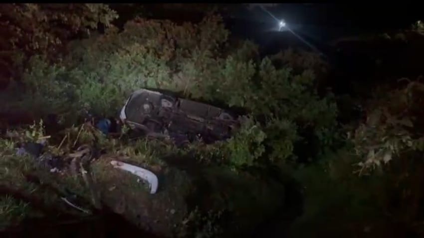 Bus de Velotax que cubría la ruta Popayán–Cali terminó volcada en la vía Panamericana